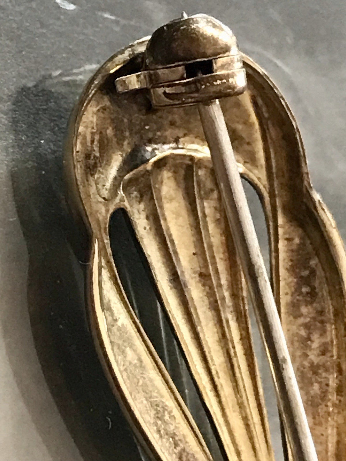 Antik Art Déco Brosche Oresto vergoldet Schleife