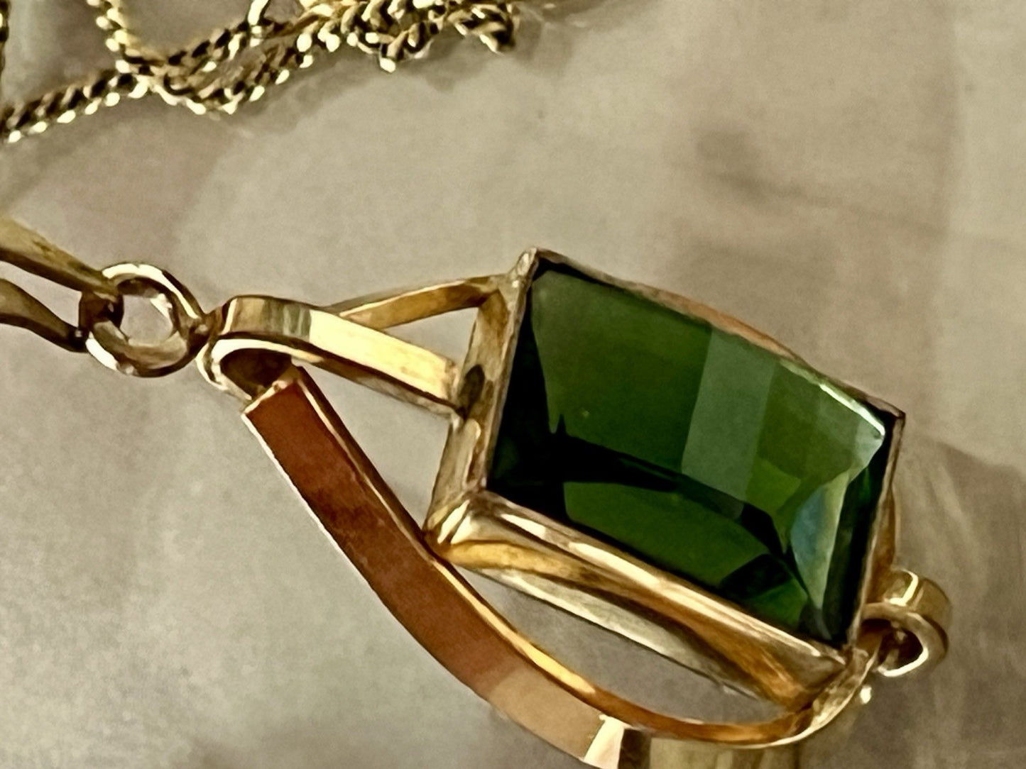 Vintage Designer Anhänger grüner Stein Amerik. Doublè vergoldet TeKa