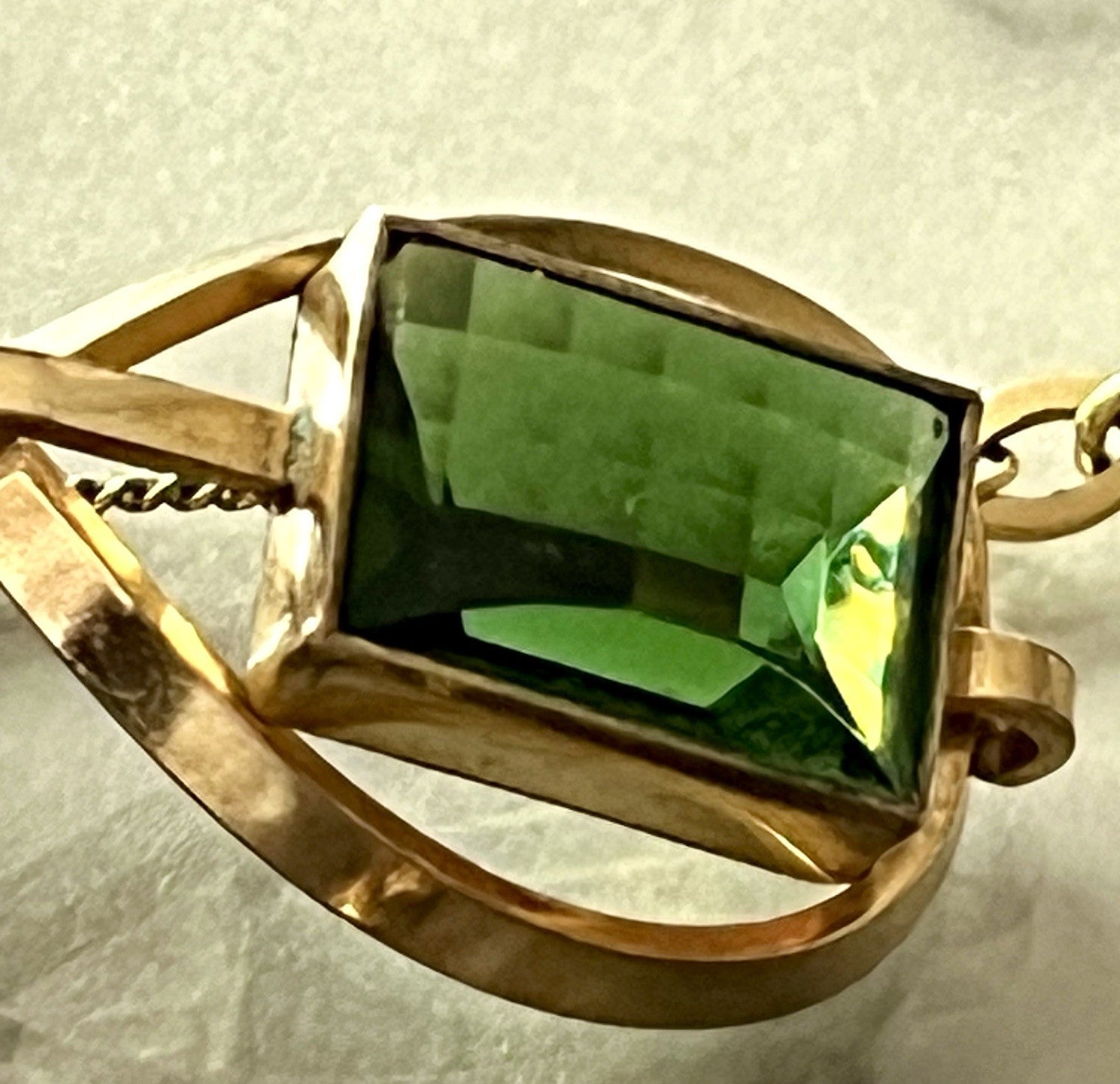 Vintage Designer Anhänger grüner Stein Amerik. Doublè vergoldet TeKa