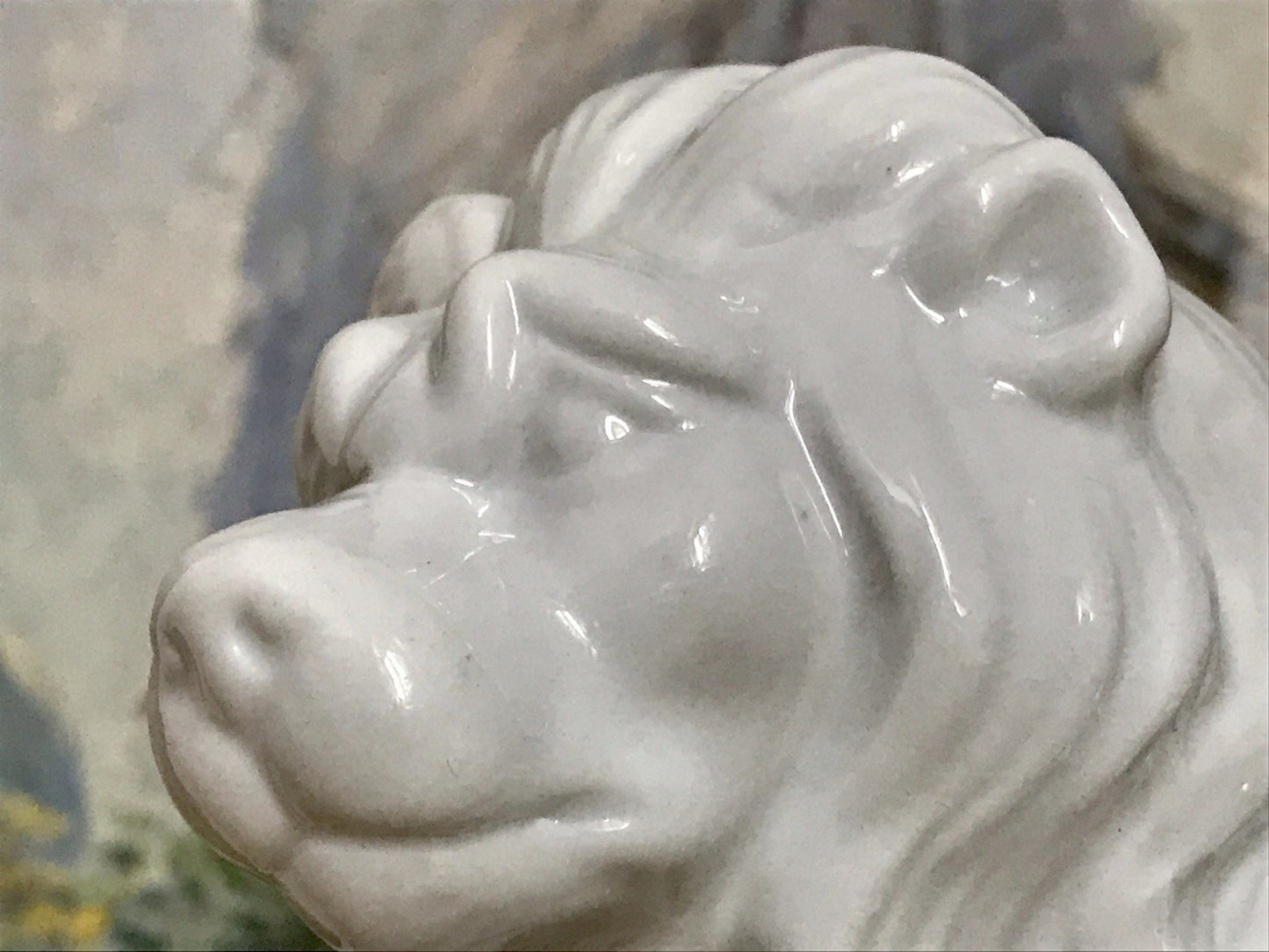 Antike Replik Porzellan Figur Löwe weiß auf Sockel Neundorf