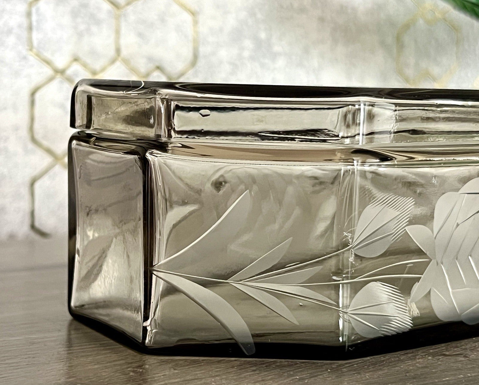 Antik Art Déco geschliffen Dose Schatulle Glas Rauchglas kantig Rosen-Motiv