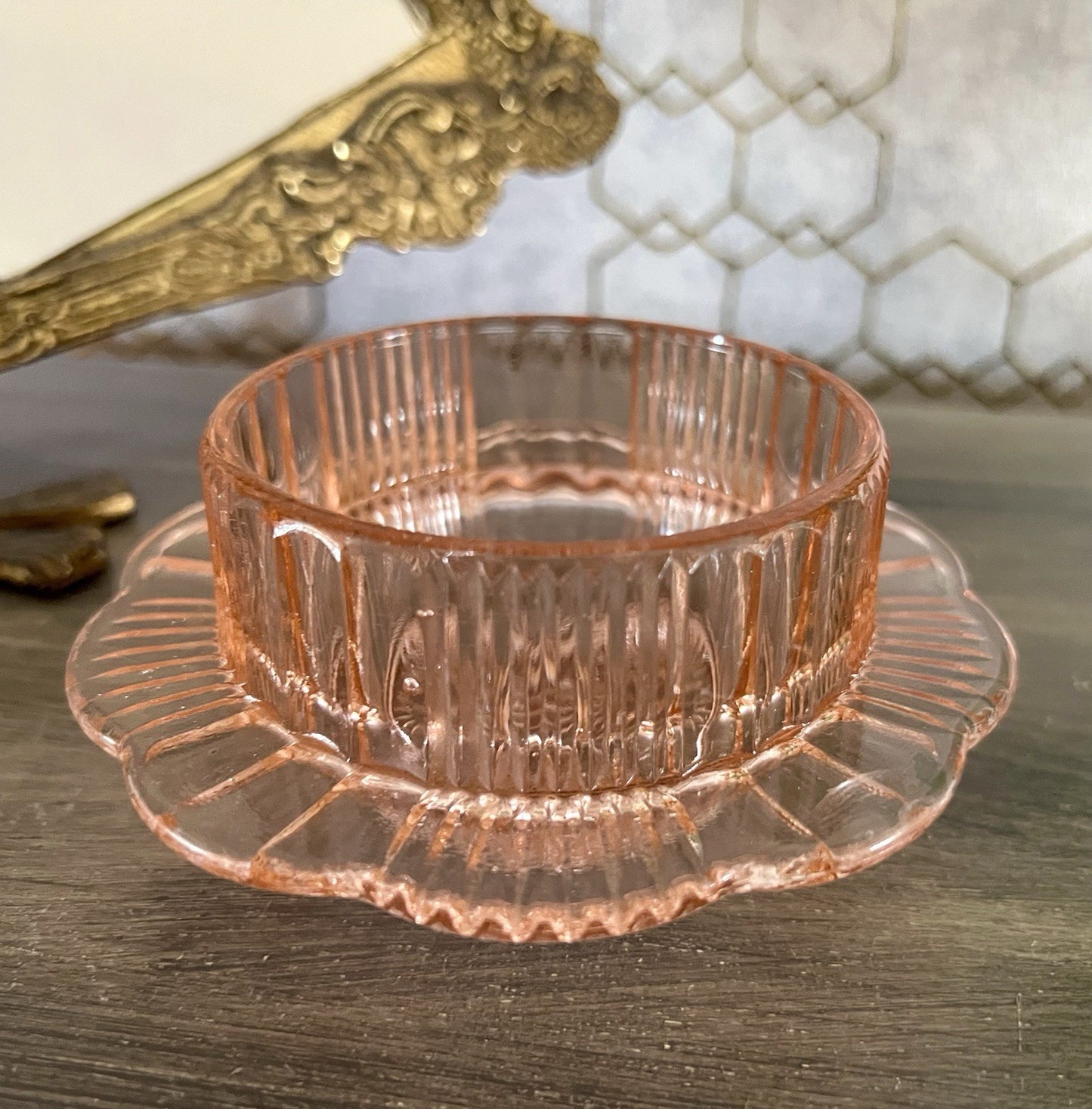 Antik Art Déco Glas Dose Honigdose Zuckerdose? Zierdose Pressglas Rosalin rosa
