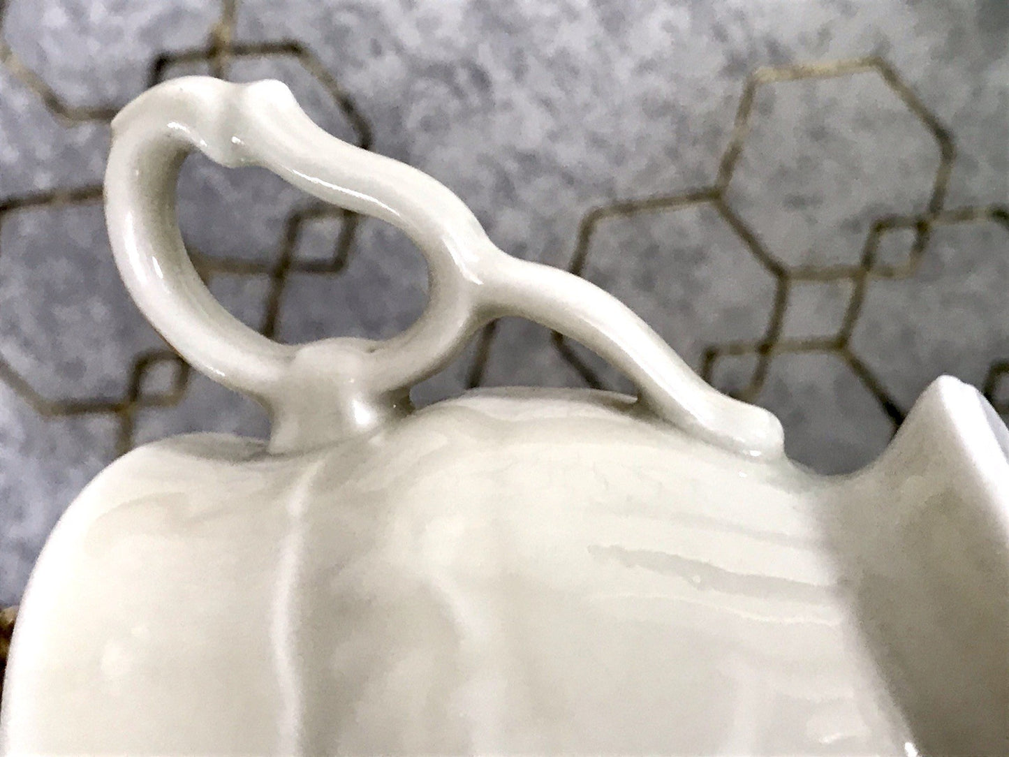 Antik Art Déco Porzellan 1 Kaffee-Gedeck Sammeltasse Distel? Motiv elfenbein