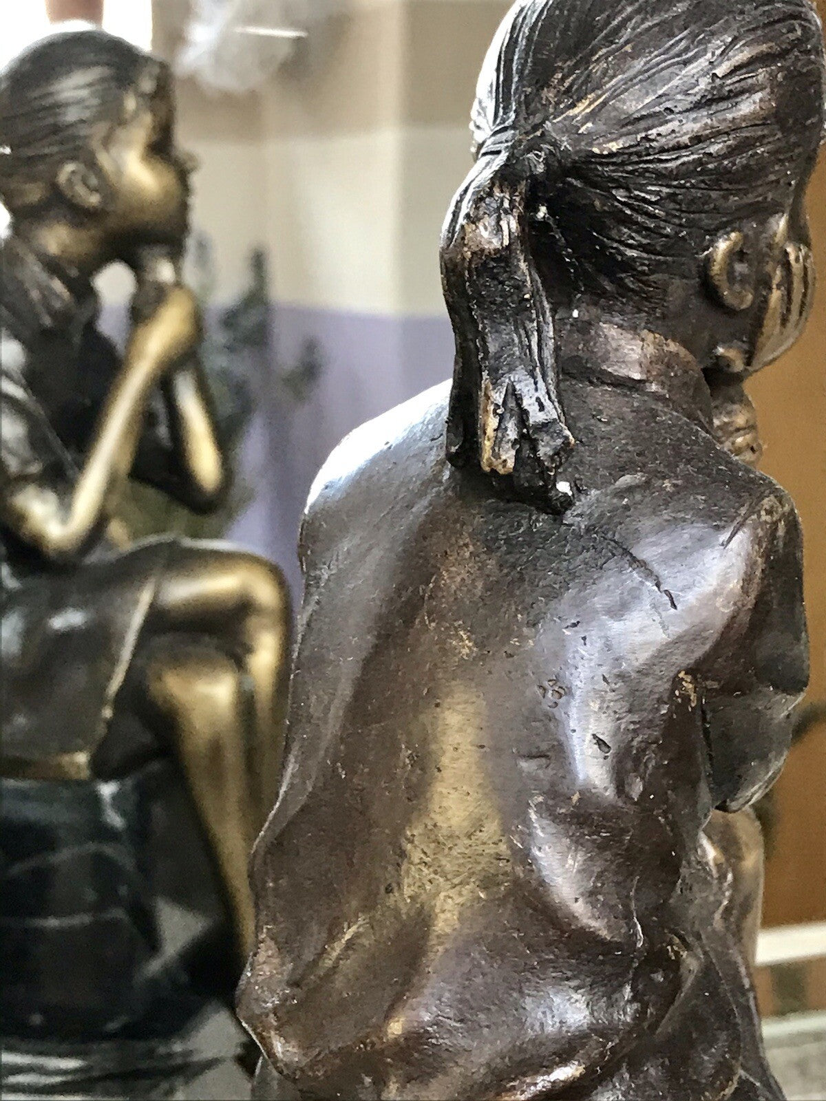 Vintage Bronze Figur Skulptur sitzendes Mädchen m. Hand am Kinn Marmorsockel