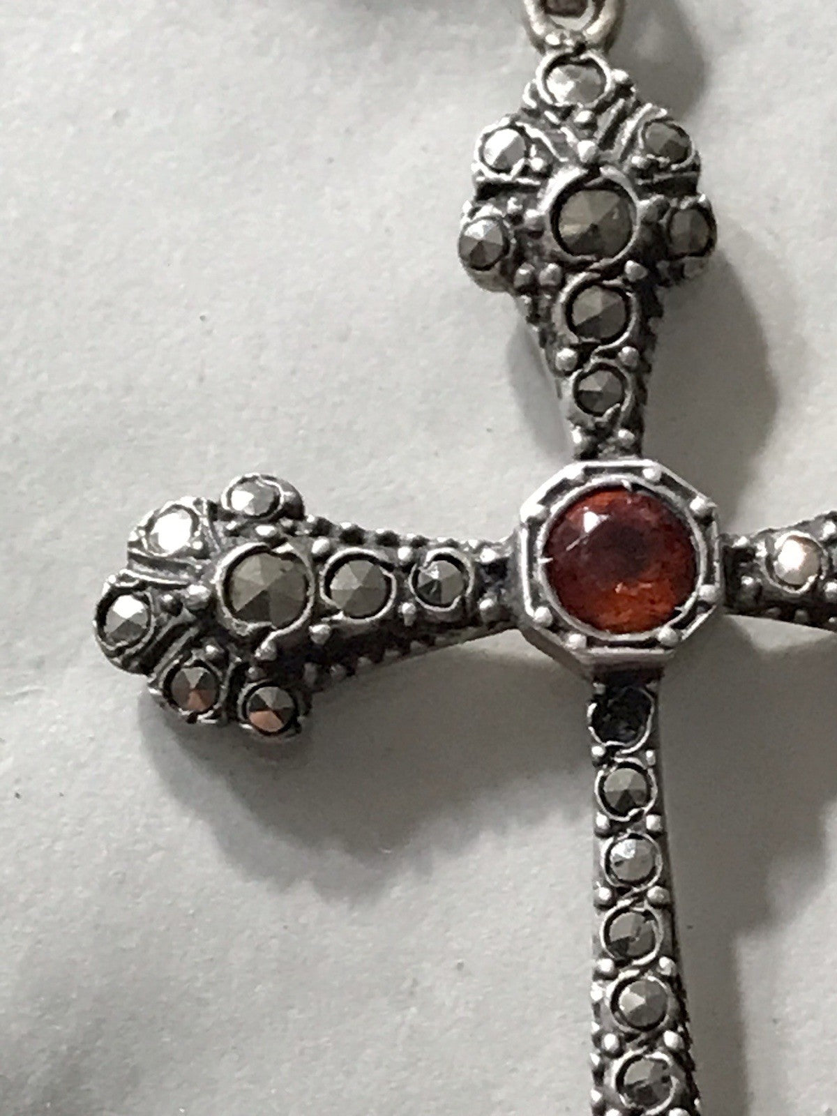 Antik Art Déco Silber Kreuz Anhänger Kettenanhänger rubinroter Stein Markasite