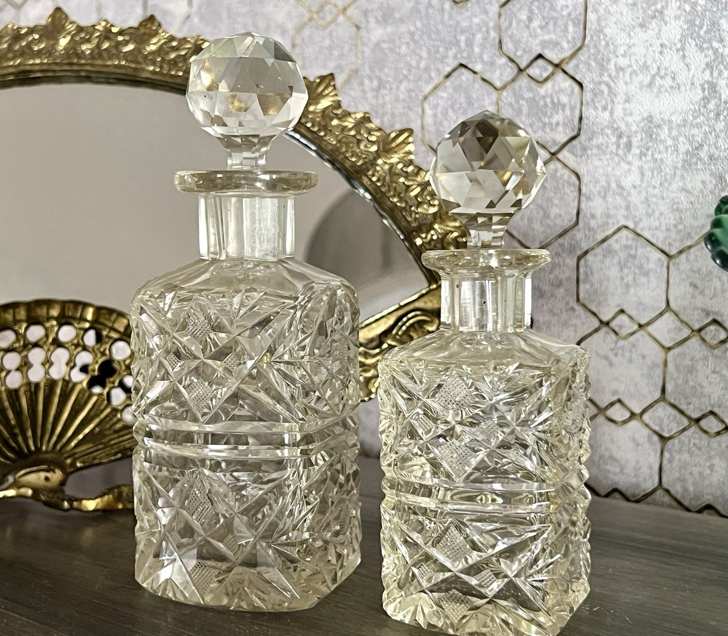 Antik ~1850-90 Baccarat 2x Flakon Parfüm kleine Glaskaraffe Schnitt Bleikristall