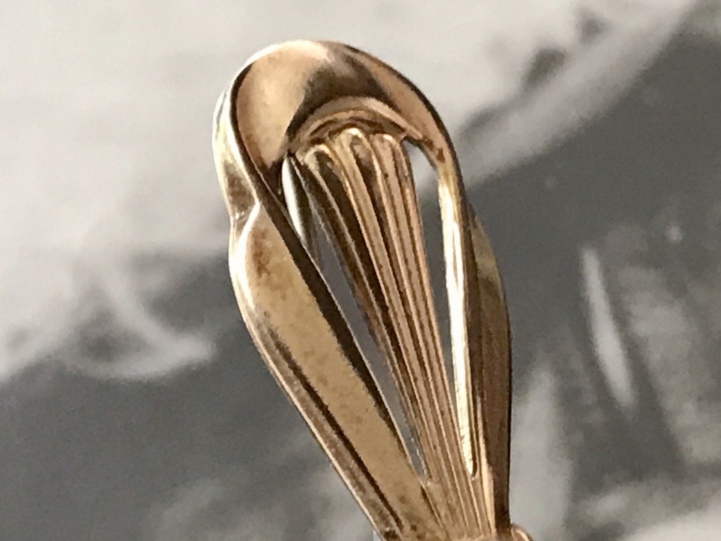 Antik Art Déco Brosche Oresto vergoldet Schleife