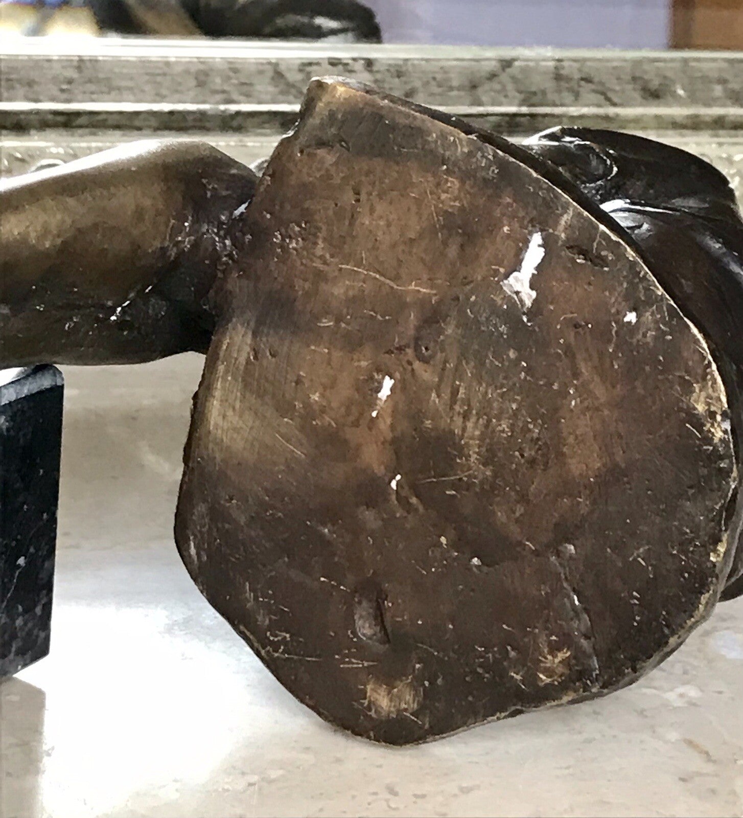 Vintage Bronze Figur Skulptur sitzendes Mädchen m. Hand am Kinn Marmorsockel