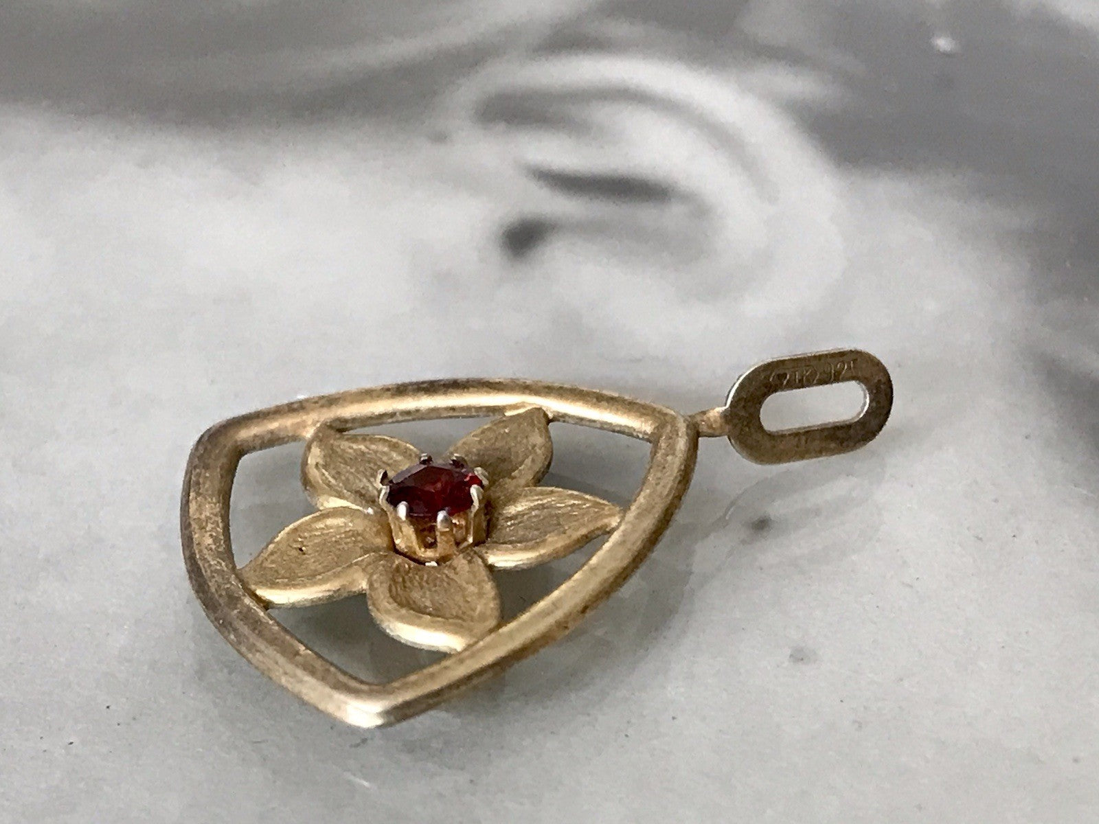 Vintage alt 925 Silber Anhänger Kettenanhänger rubinroter Stein vergoldet