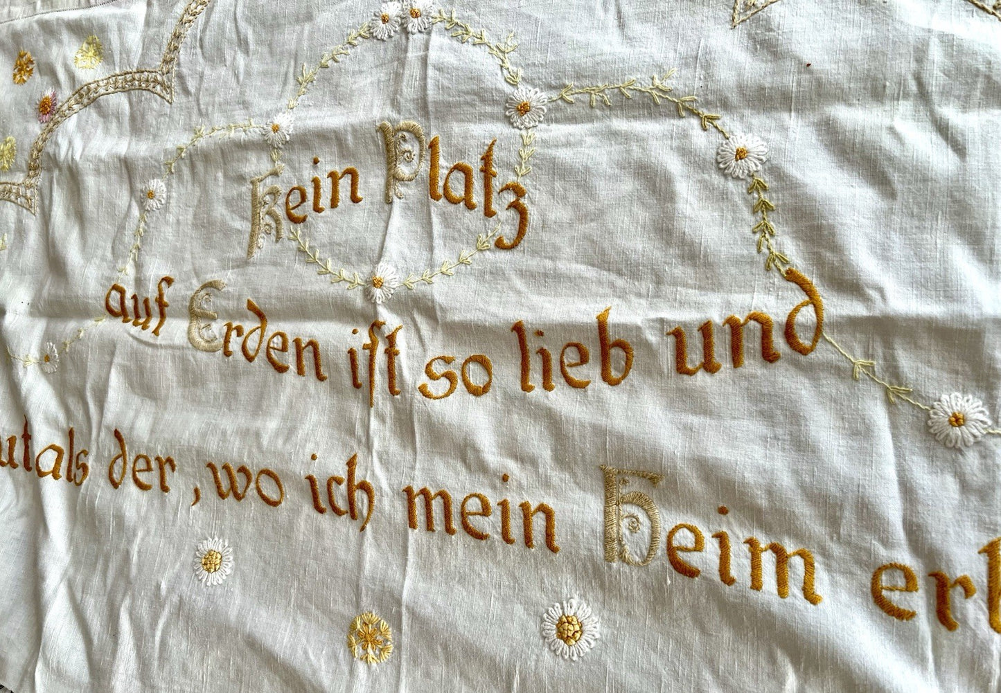 Antik Wandbehang Gardine „Kein Platz auf Erden ist so lieb und traut Leinen