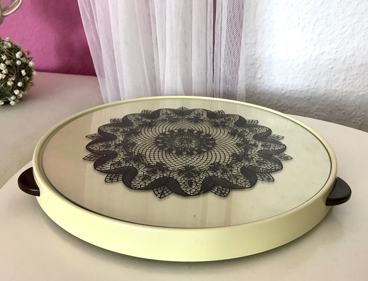 Vintage drehbare Tortenplatte Kunststoff & Glas Spitzen-Muster Vanille schwarz