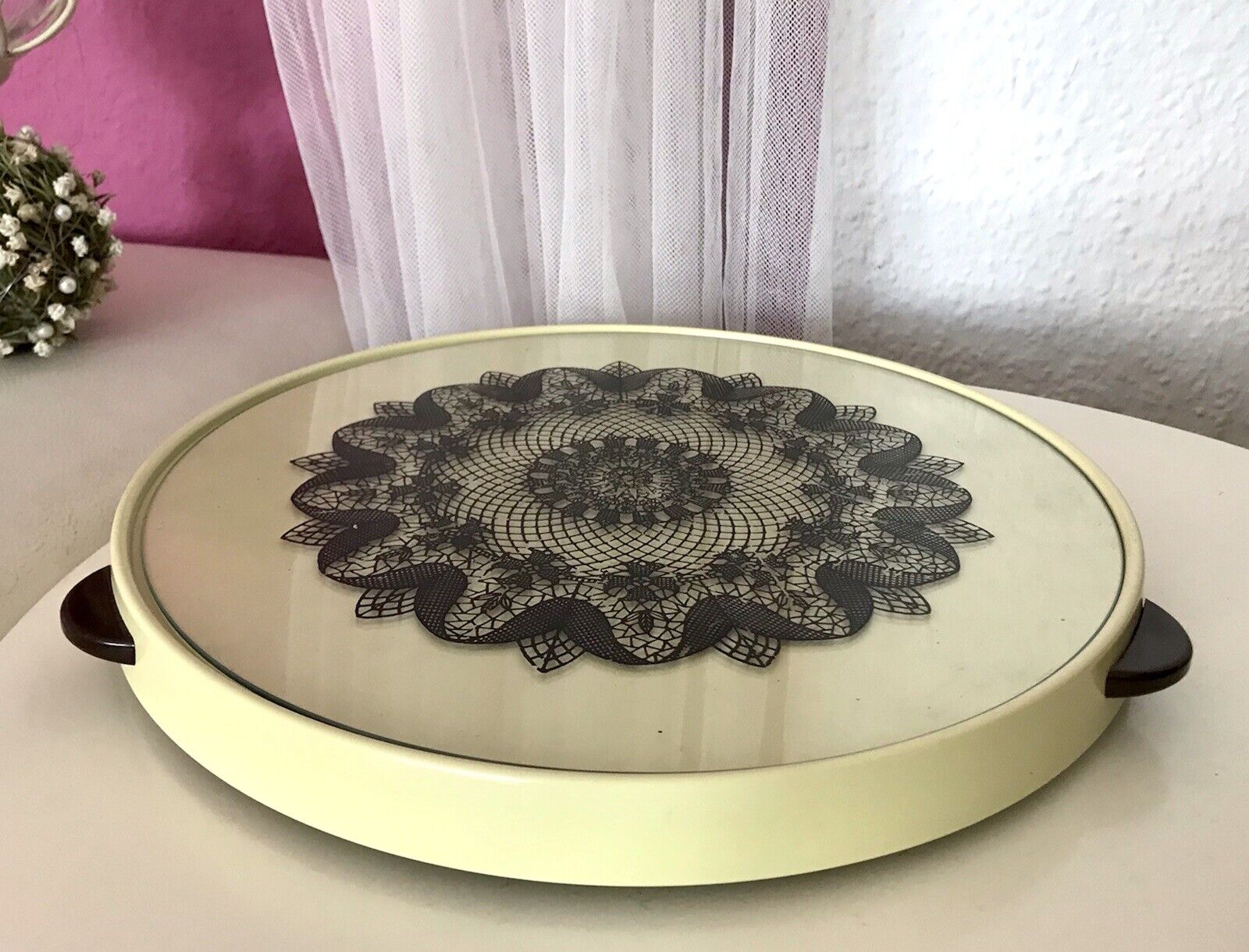 Vintage drehbare Tortenplatte Kunststoff & Glas Spitzen-Muster Vanille schwarz