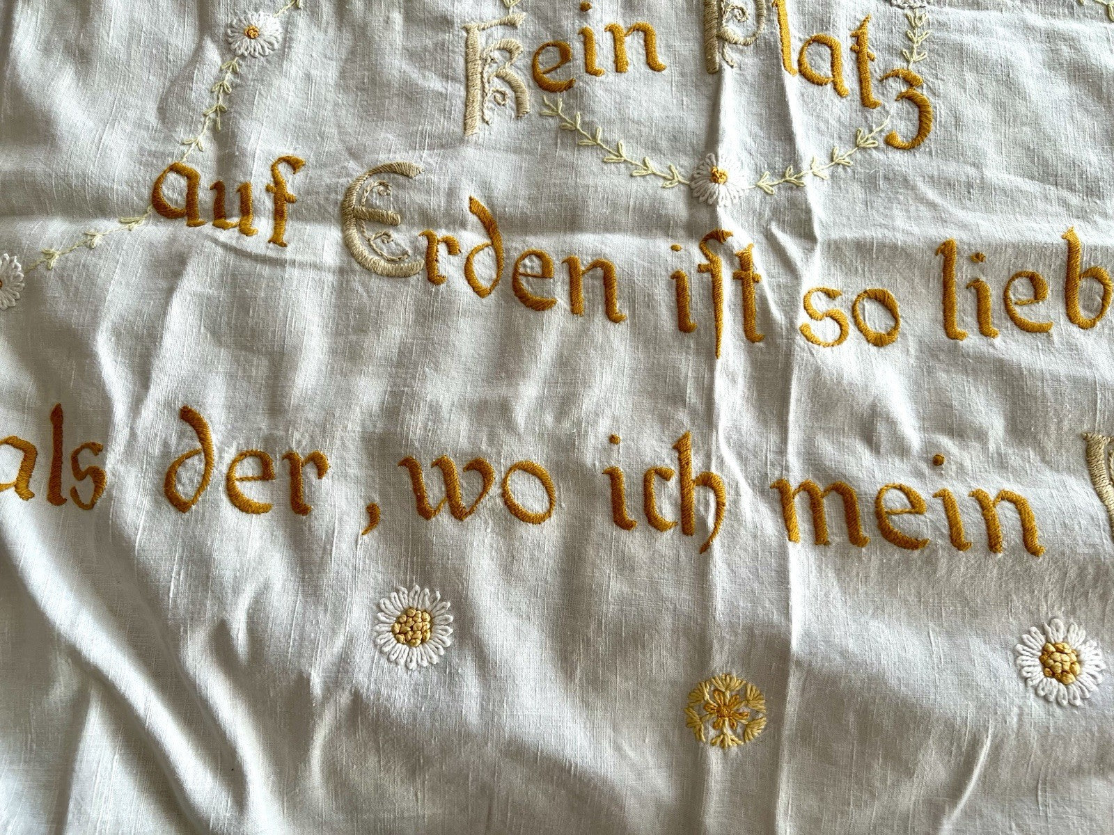 Antik Wandbehang Gardine „Kein Platz auf Erden ist so lieb und traut Leinen