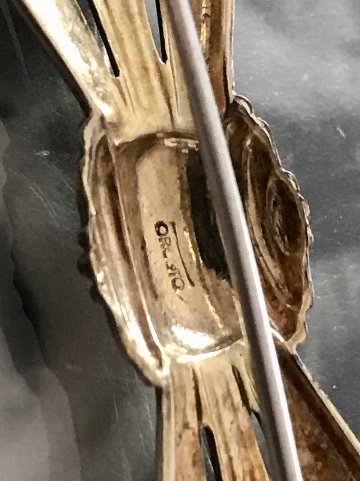 Antik Art Déco Brosche Oresto vergoldet Schleife