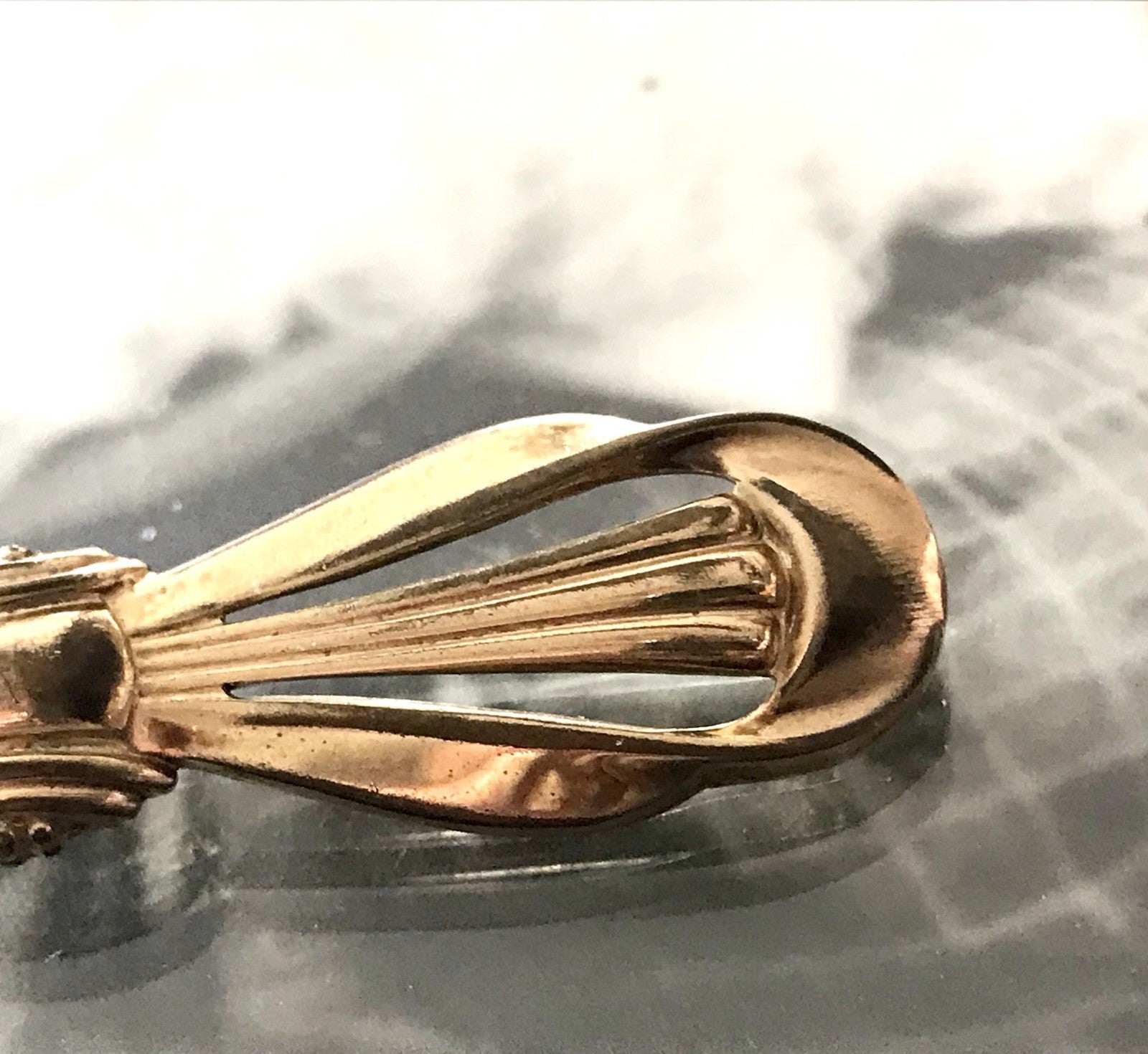 Antik Art Déco Brosche Oresto vergoldet Schleife