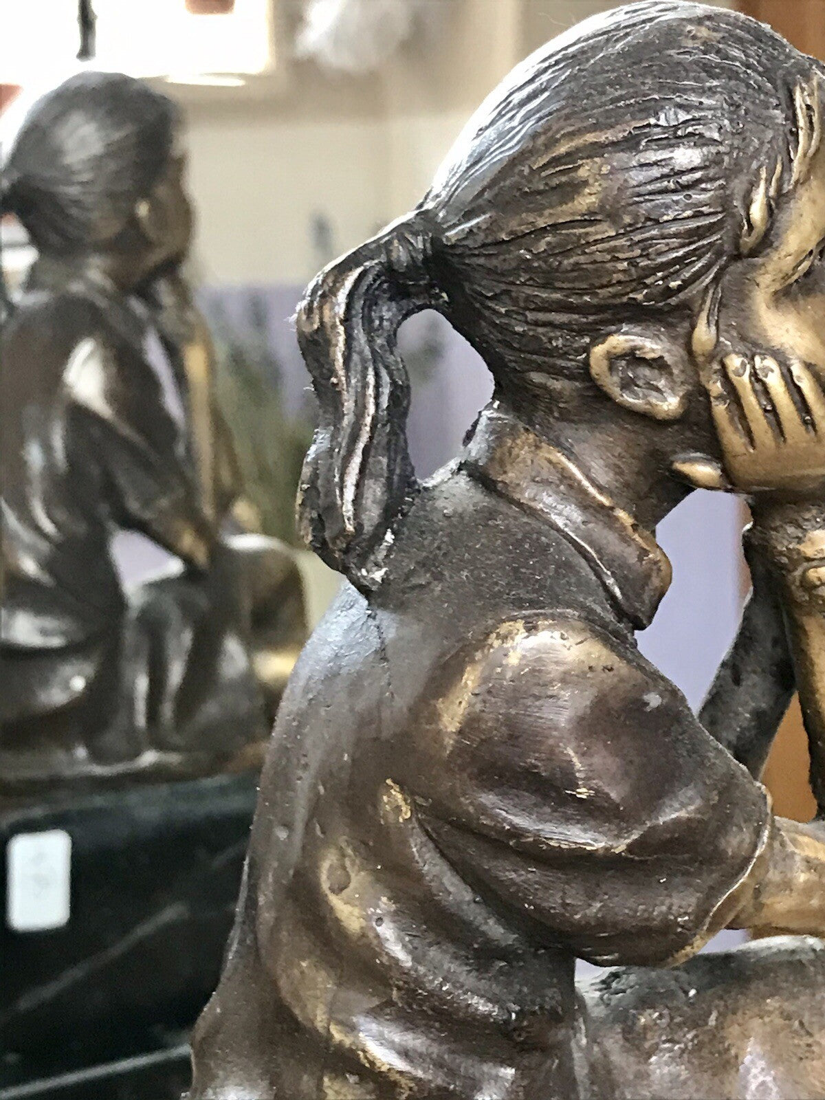 Vintage Bronze Figur Skulptur sitzendes Mädchen m. Hand am Kinn Marmorsockel