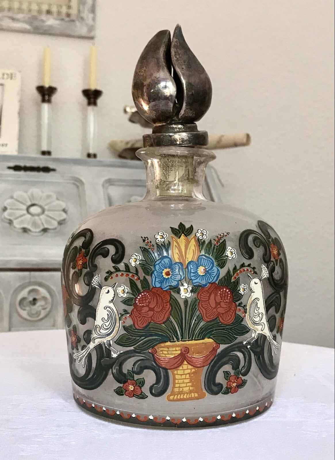 Alt Vintage Design Karaffe Dekanter versilberter Stopfen Bauernmotiv