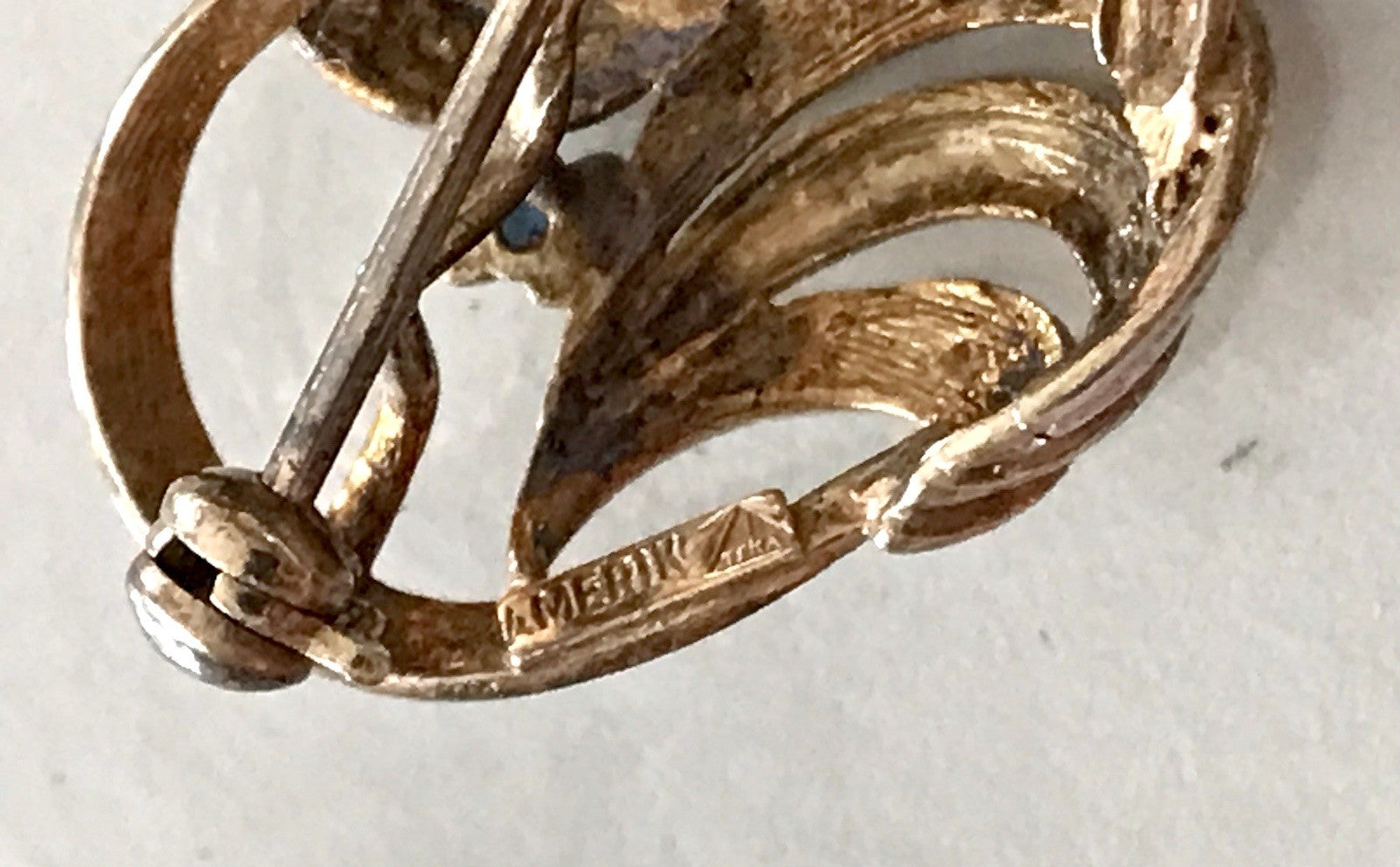 Vintage TeKa Designer Anhänger Brosche Amerik. Doublè vergoldet blauer Stein