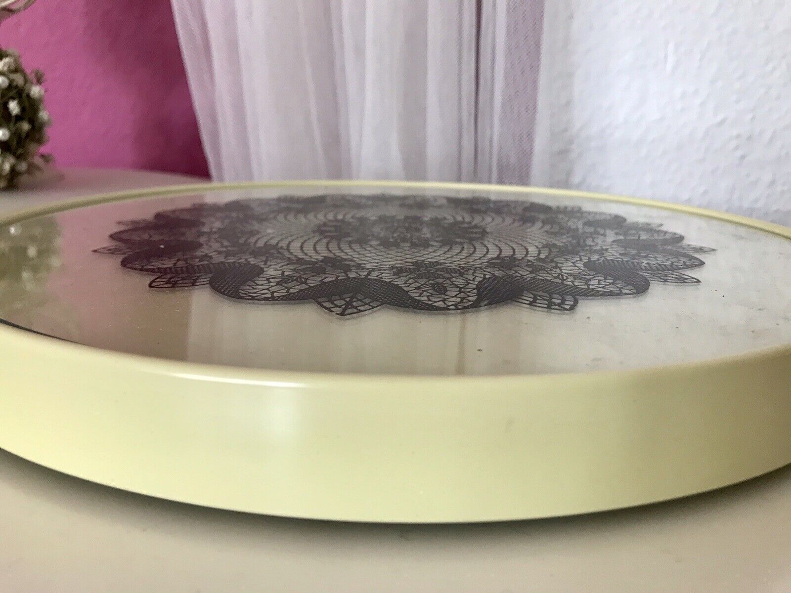 Vintage drehbare Tortenplatte Kunststoff & Glas Spitzen-Muster Vanille schwarz