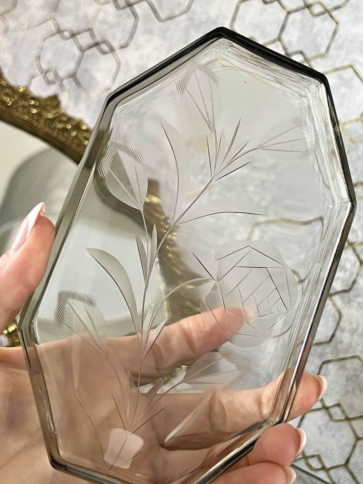 Antik Art Déco geschliffen Dose Schatulle Glas Rauchglas kantig Rosen-Motiv