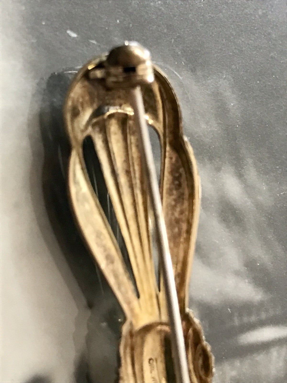 Antik Art Déco Brosche Oresto vergoldet Schleife