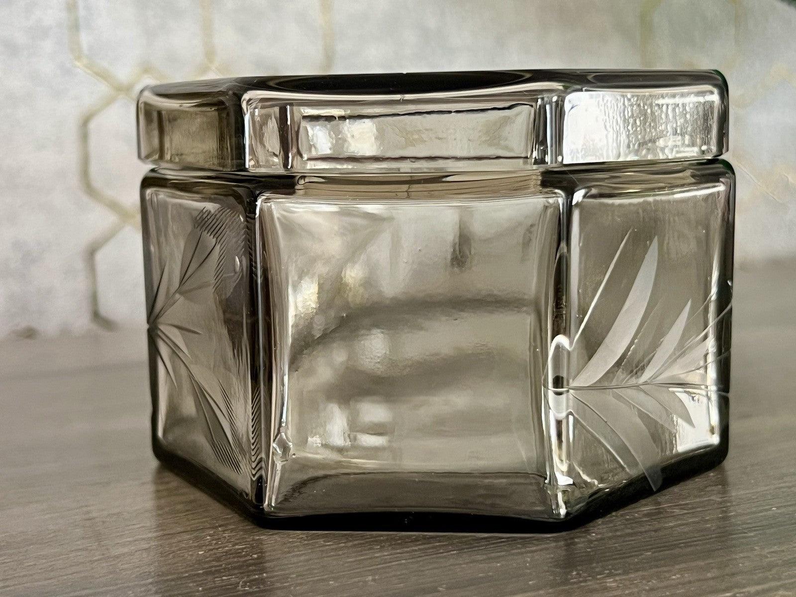 Antik Art Déco geschliffen Dose Schatulle Glas Rauchglas kantig Rosen-Motiv