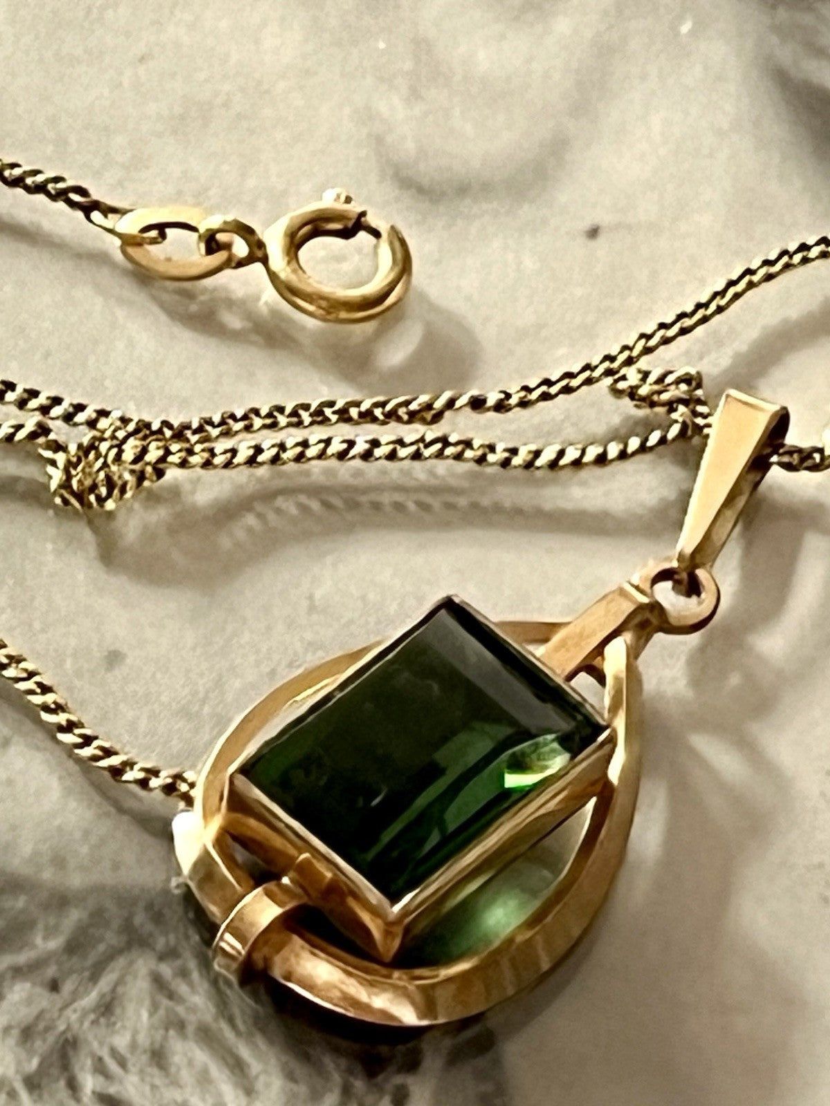 Vintage Designer Anhänger grüner Stein Amerik. Doublè vergoldet TeKa