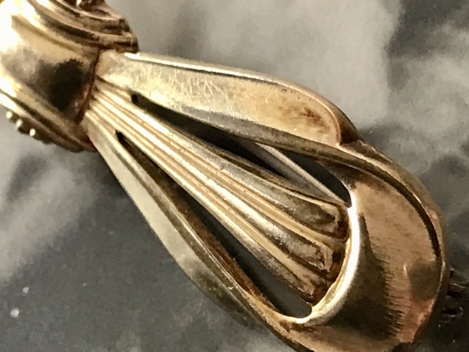 Antik Art Déco Brosche Oresto vergoldet Schleife