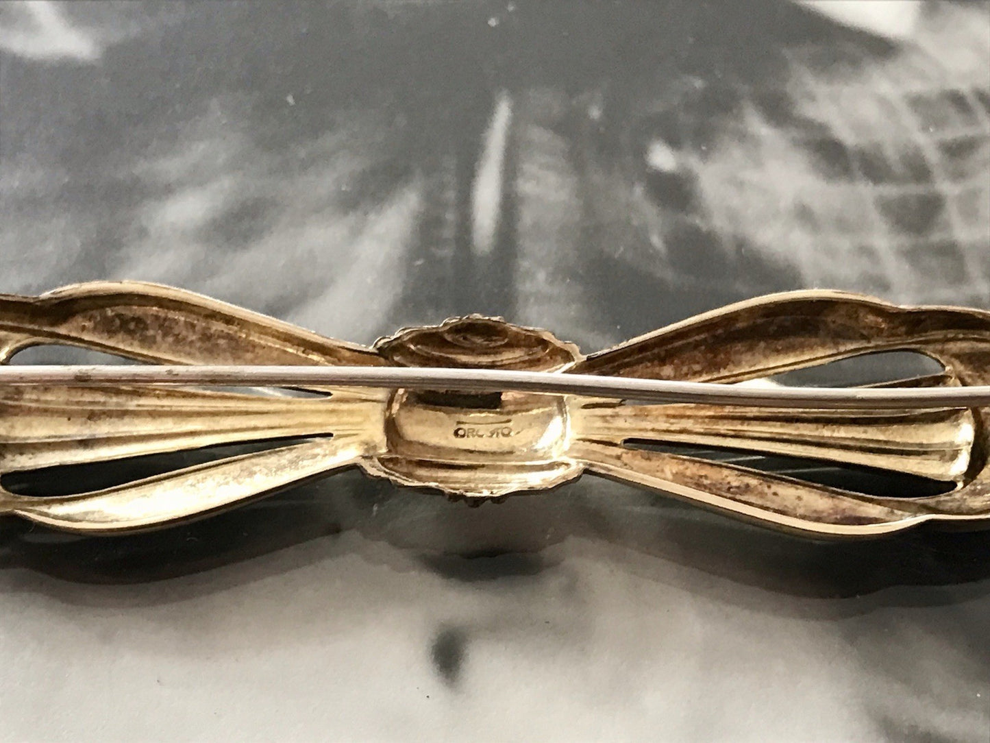 Antik Art Déco Brosche Oresto vergoldet Schleife