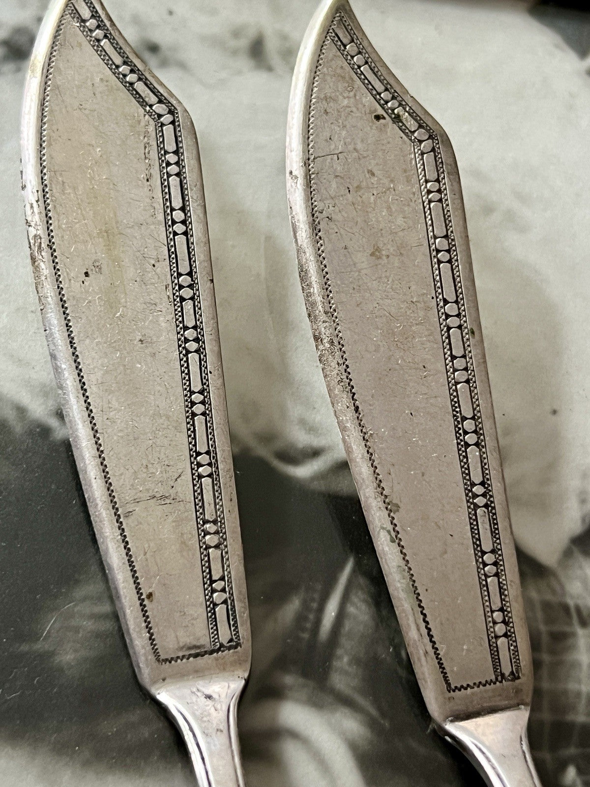 Antik deutsch 2 Fischmesser Besteck 800 Silber Fadenmuster