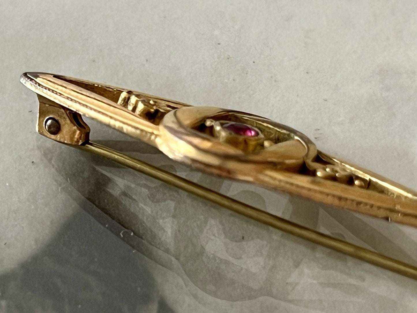 Antik Biedermeier Jugendstil Brosche rotgoldfarben roter Farbstein Walzgold
