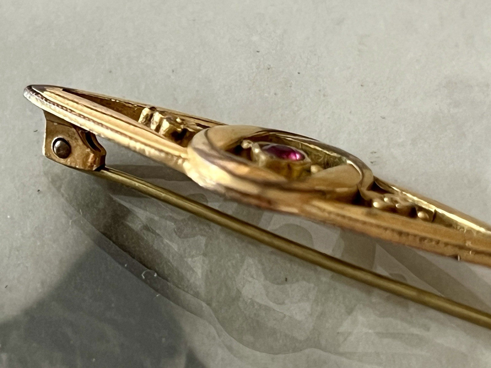 Antik Biedermeier Jugendstil Brosche rotgoldfarben roter Farbstein Walzgold