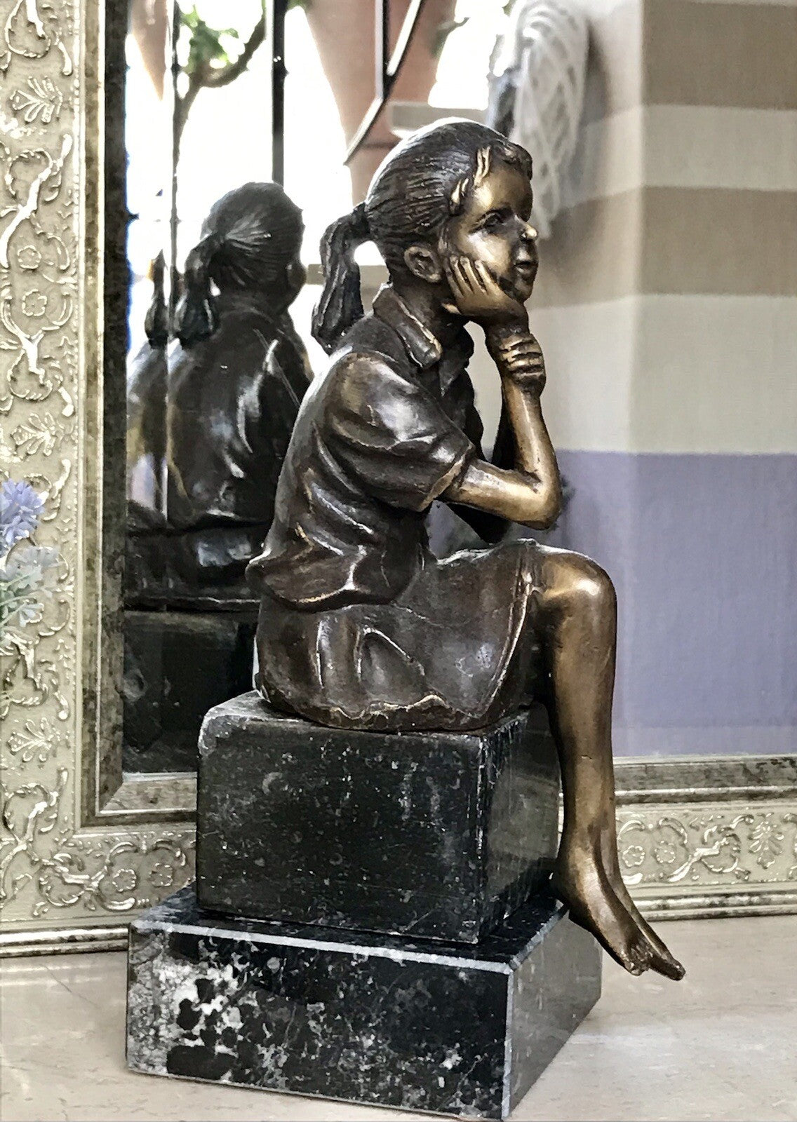 Vintage Bronze Figur Skulptur sitzendes Mädchen m. Hand am Kinn Marmorsockel