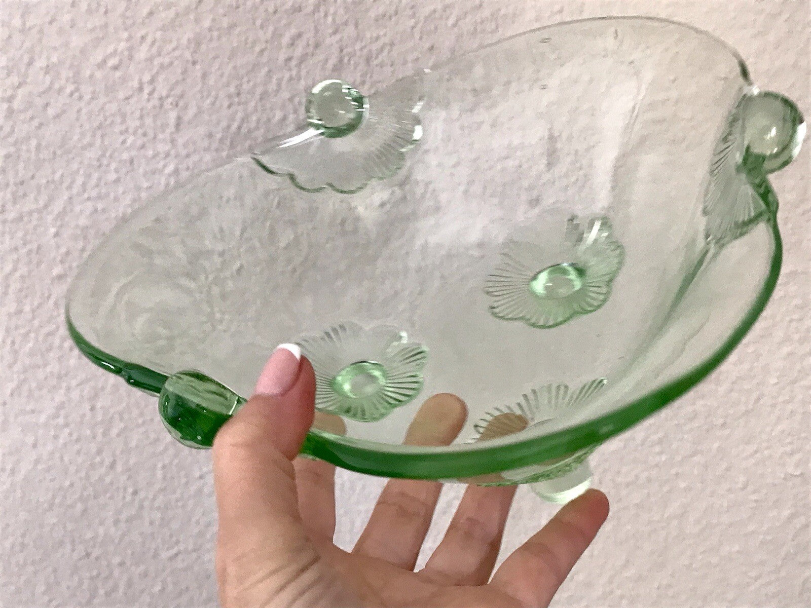 Antik Art Déco kanarien grün Pressglas Schale Glas dreipassig markant Blumen