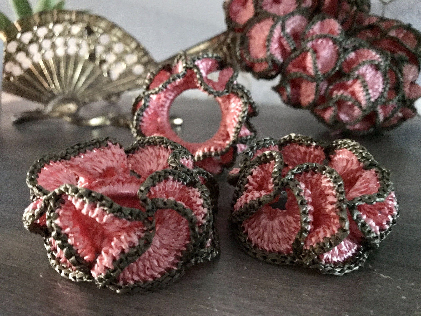 Alt Vintage 17 Serviettenringe rosa & grau  gehäkelt 50er-70er Jahre Kunstbast