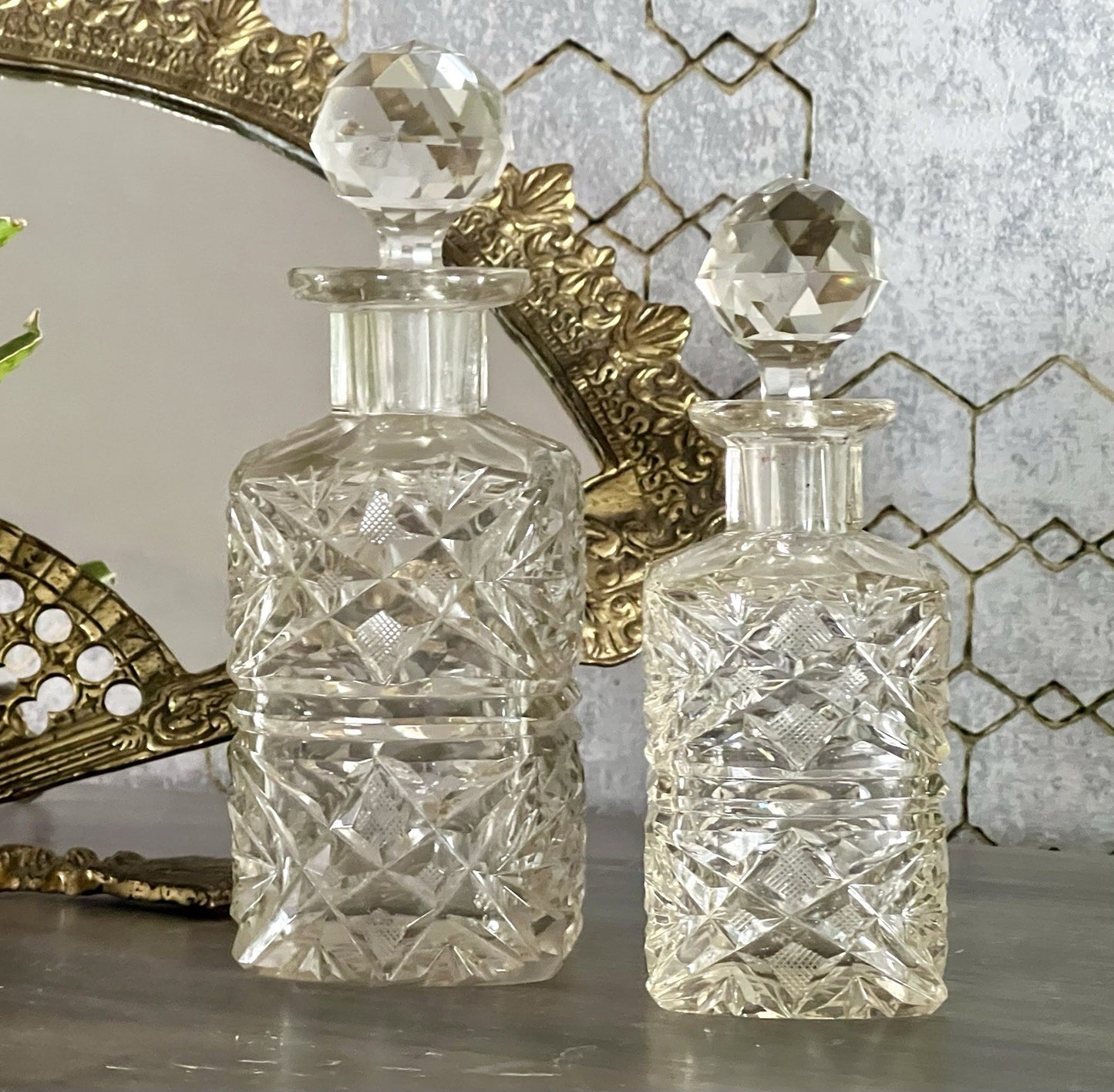 Antik ~1850-90 Baccarat 2x Flakon Parfüm kleine Glaskaraffe Schnitt Bleikristall