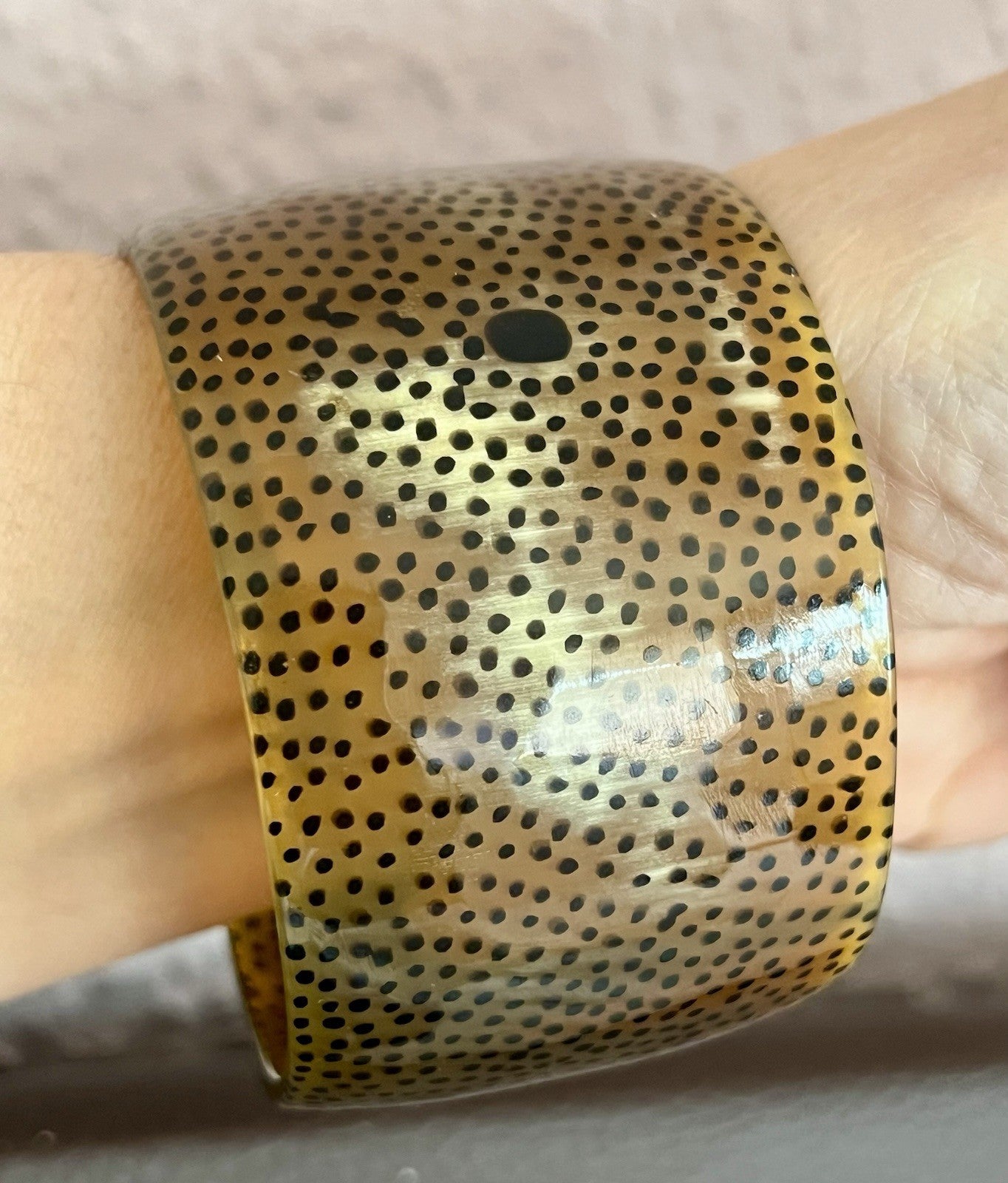 Vintage 1970er Armband Armreif Resin Afrika Büffelhorn-Optik Boho Tiermuster