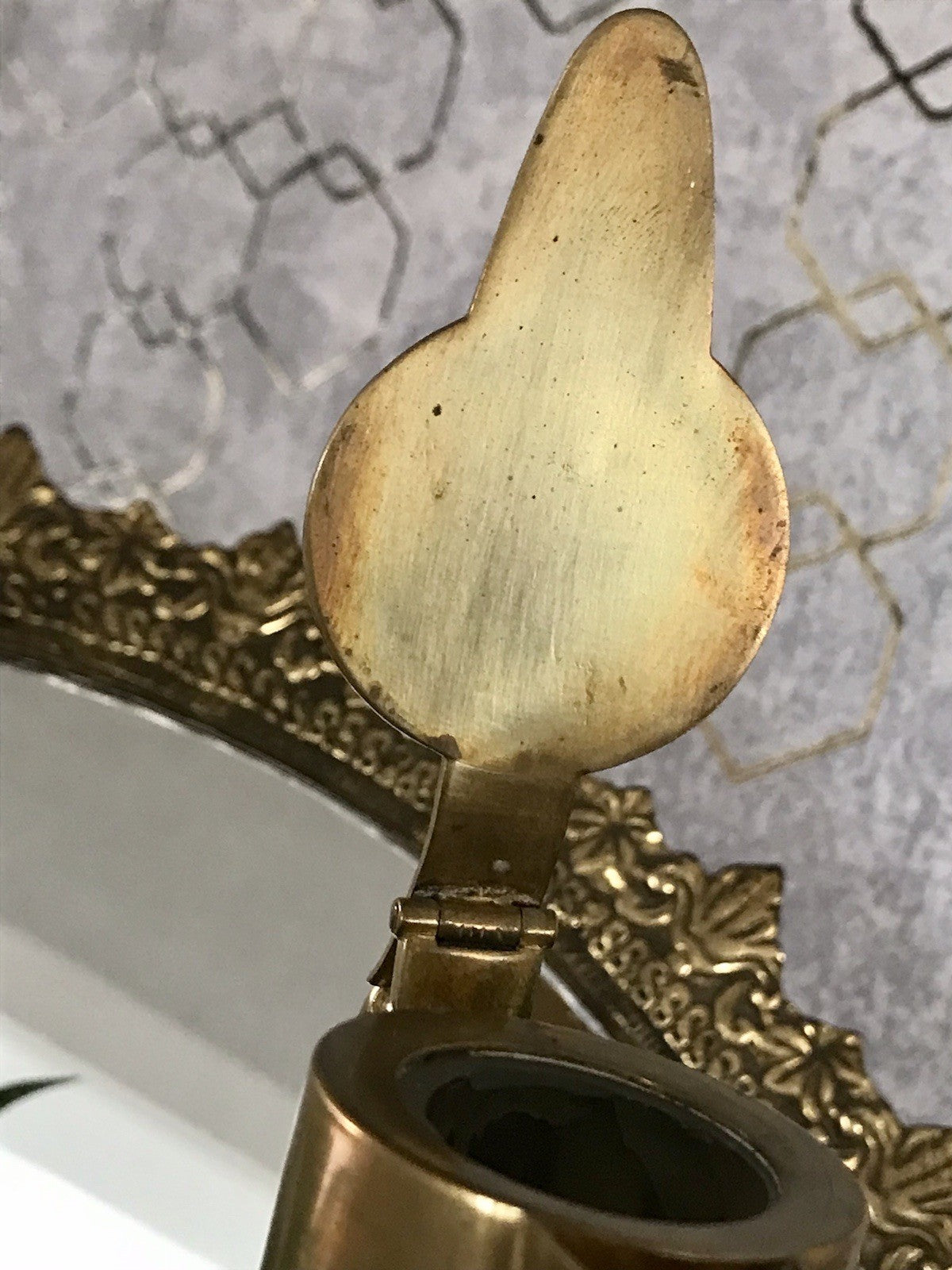 Antik Karaffe Dekanter Messing vergoldet? Metallmontur Glas Flächenschliff Edel!