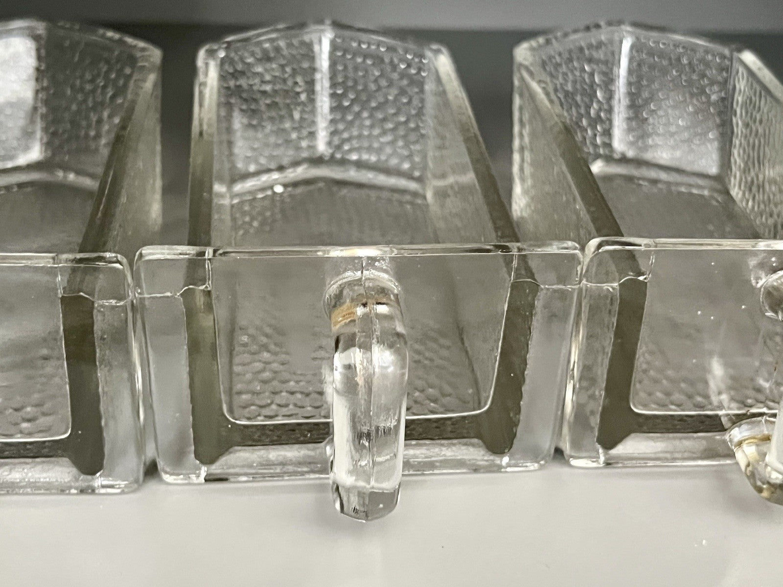 Antik Art Déco 8 Glas Schütten Pressglas von Poncet