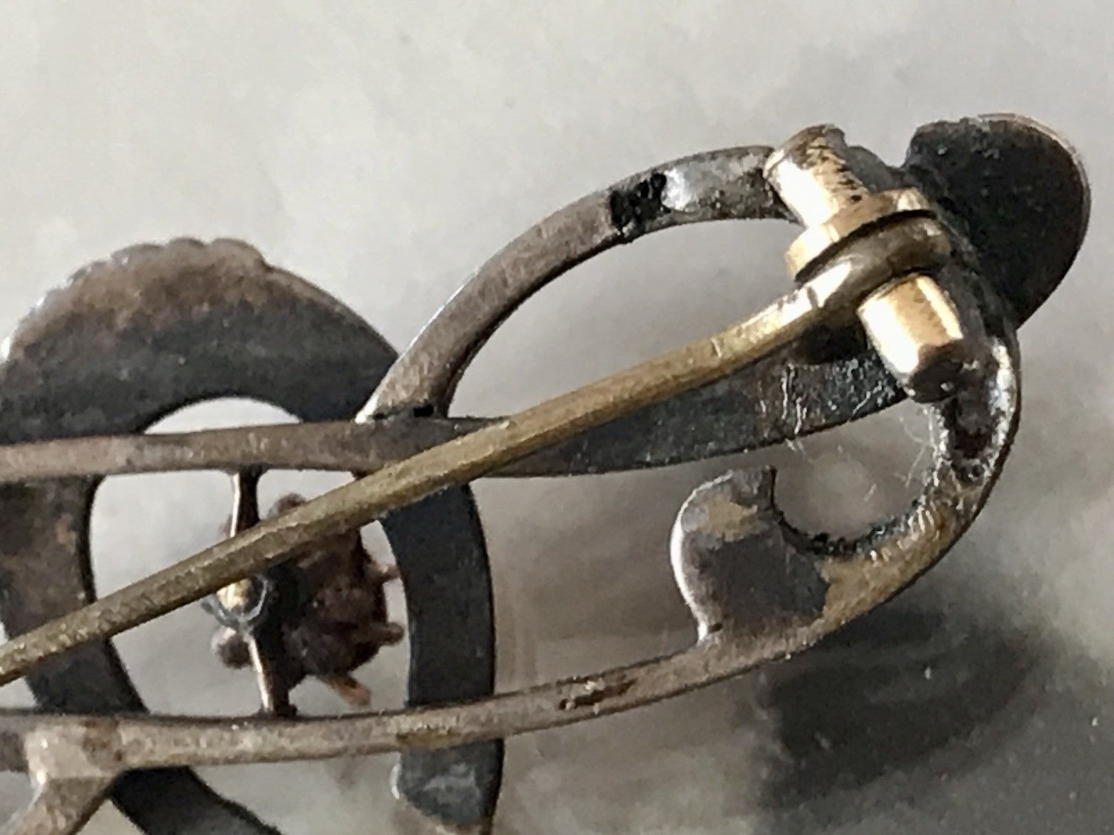 Antik Biedermeier Jugendstil Brosche rotgoldfarben Saatperlen Walzgold