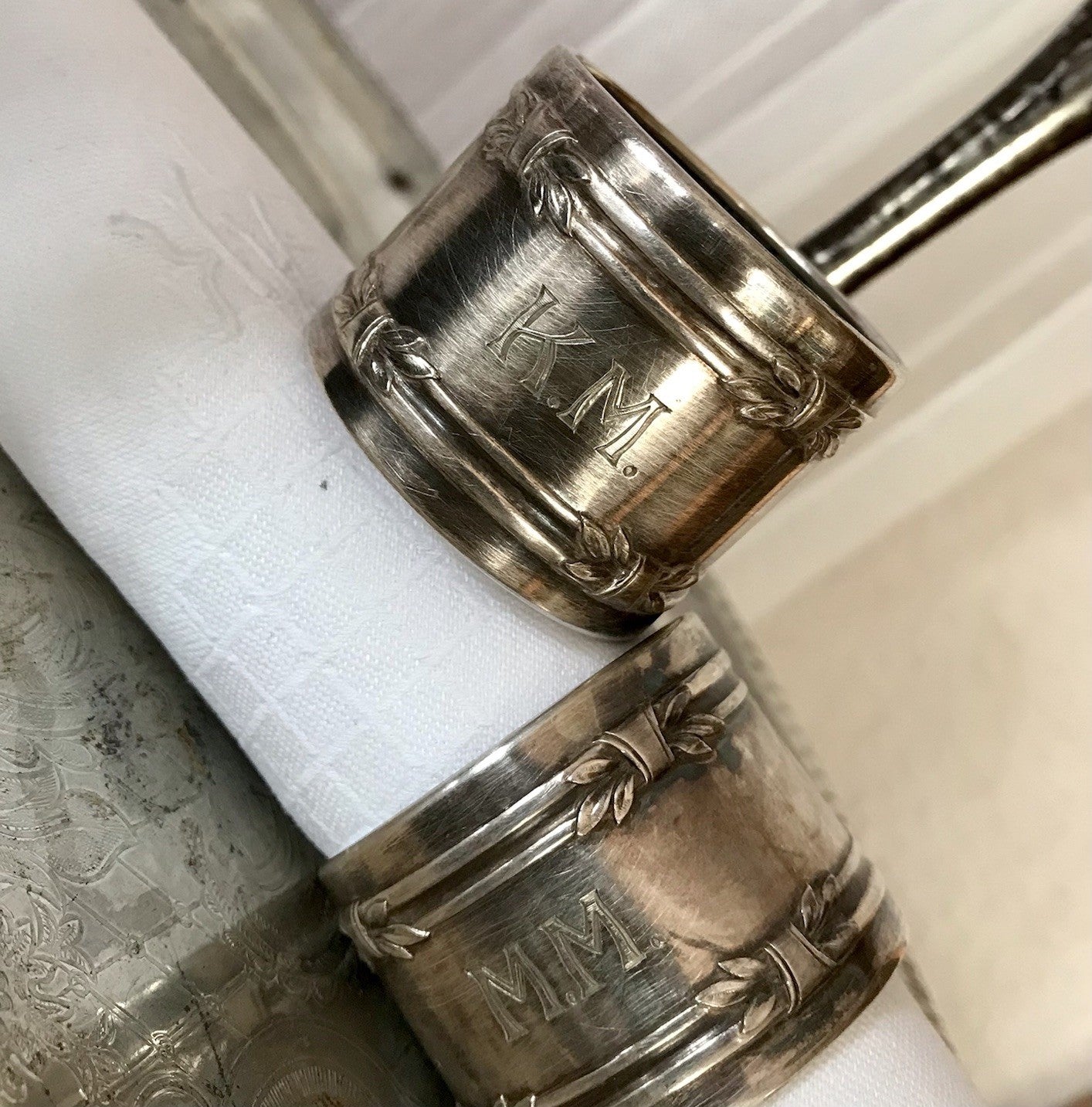Antik 2 Serviettenringe Jugendstil MM KM Monogramm versilbert GJ