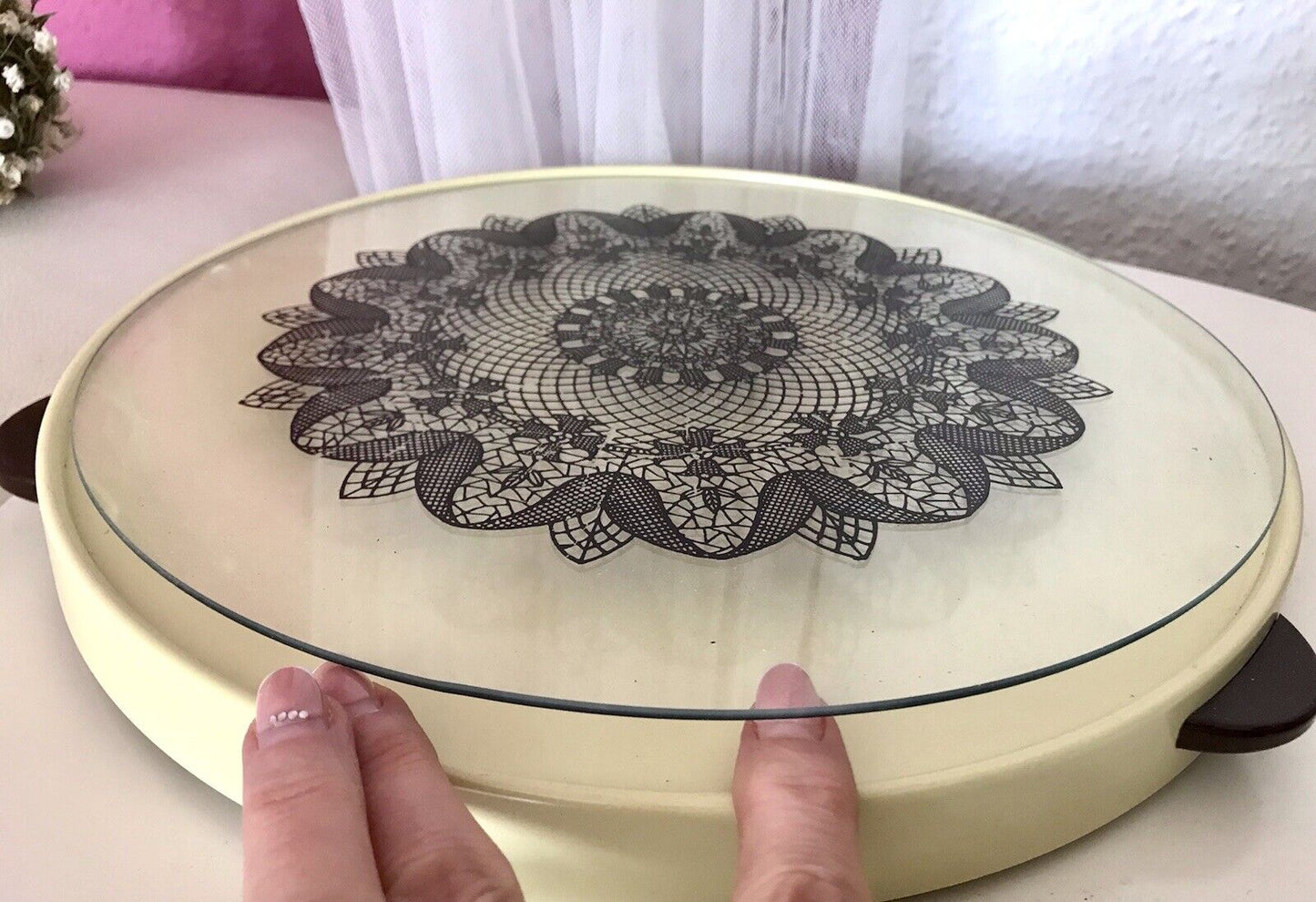 Vintage drehbare Tortenplatte Kunststoff & Glas Spitzen-Muster Vanille schwarz