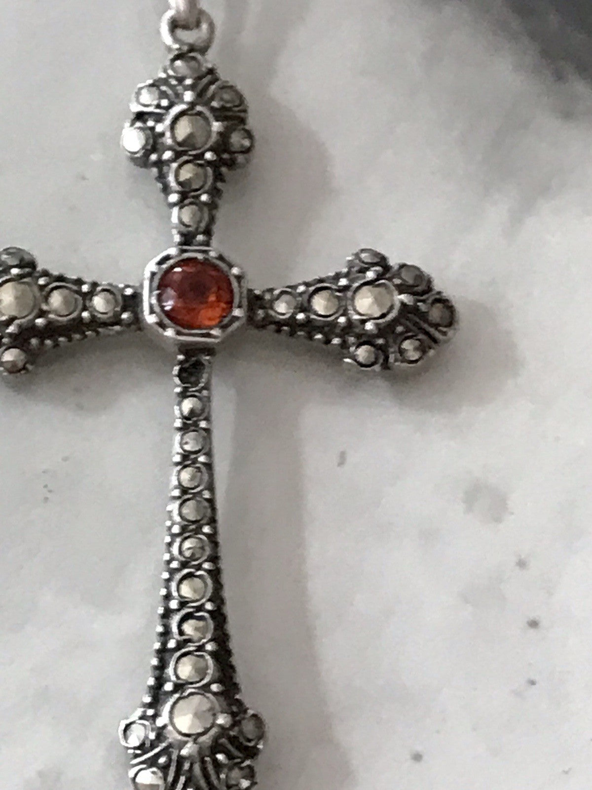 Antik Art Déco Silber Kreuz Anhänger Kettenanhänger rubinroter Stein Markasite