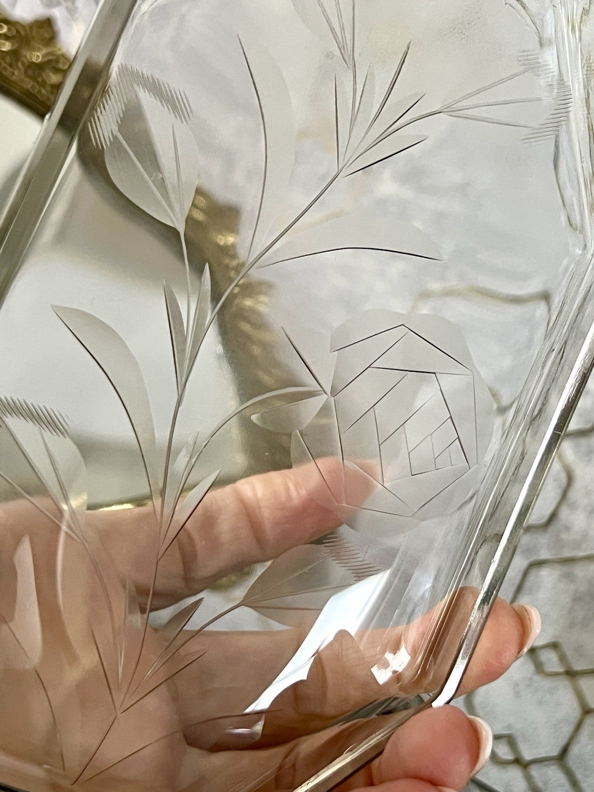 Antik Art Déco geschliffen Dose Schatulle Glas Rauchglas kantig Rosen-Motiv