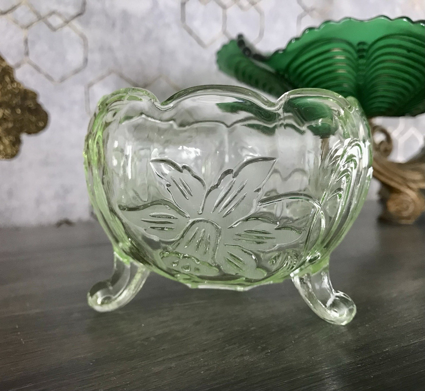Antik Art Déco Pressglas Kugel-Schale Glas Uranglas kanariengrün Osterglocken