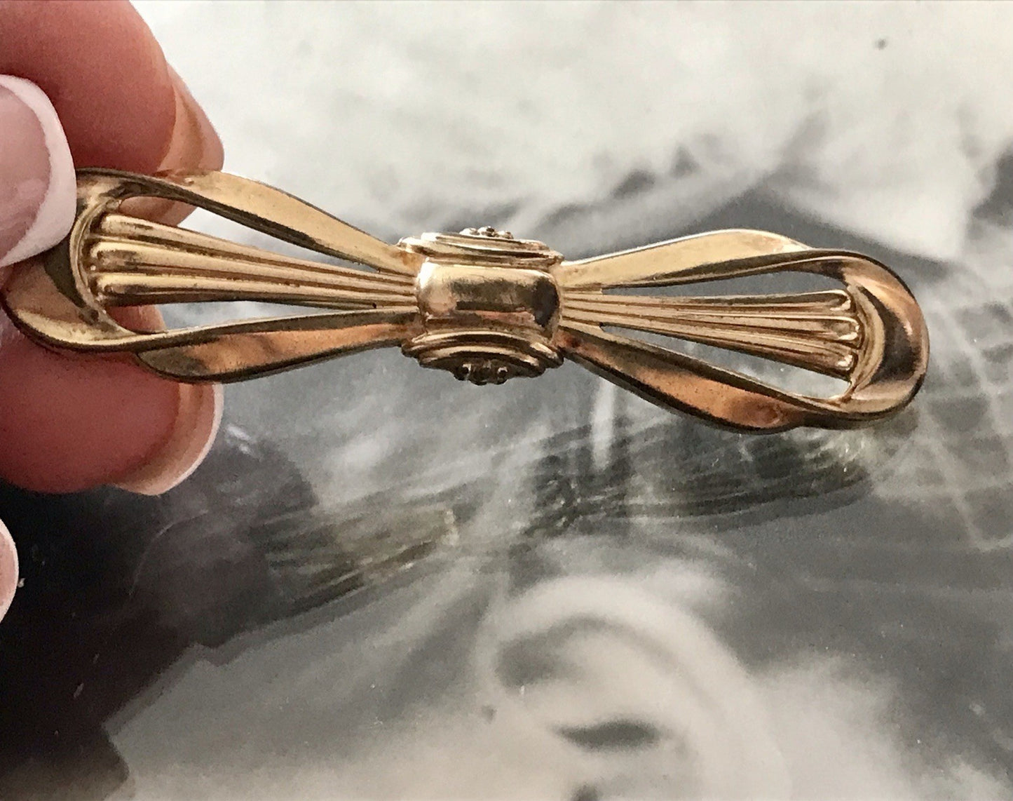 Antik Art Déco Brosche Oresto vergoldet Schleife