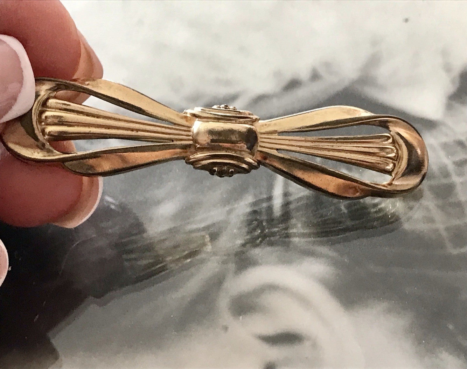 Antik Art Déco Brosche Oresto vergoldet Schleife