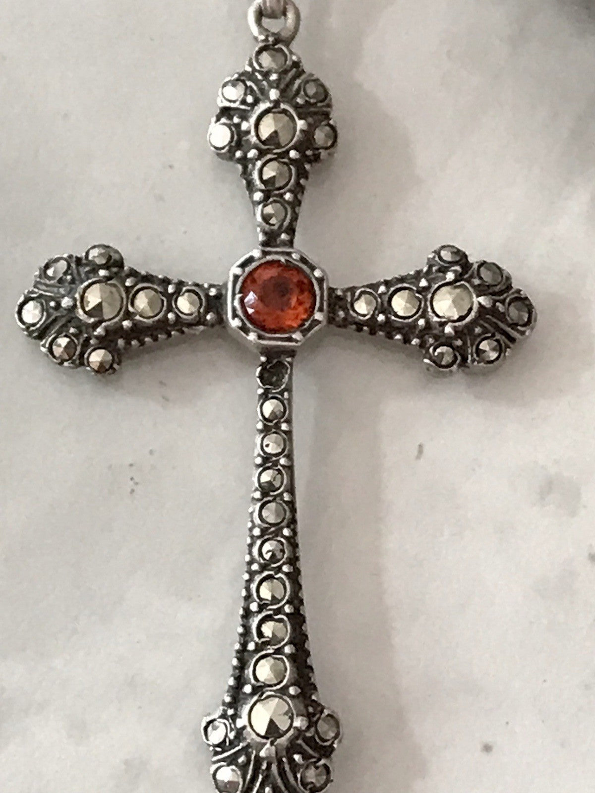 Antik Art Déco Silber Kreuz Anhänger Kettenanhänger rubinroter Stein Markasite