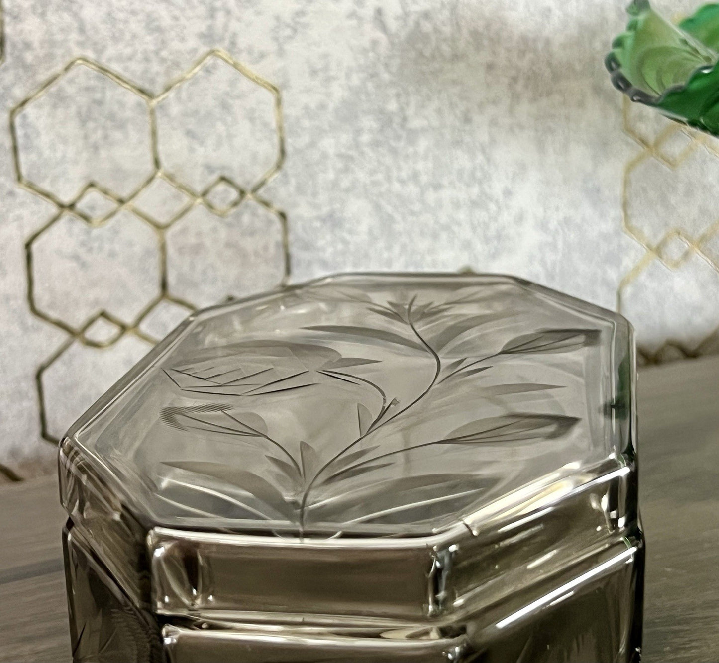 Antik Art Déco geschliffen Dose Schatulle Glas Rauchglas kantig Rosen-Motiv