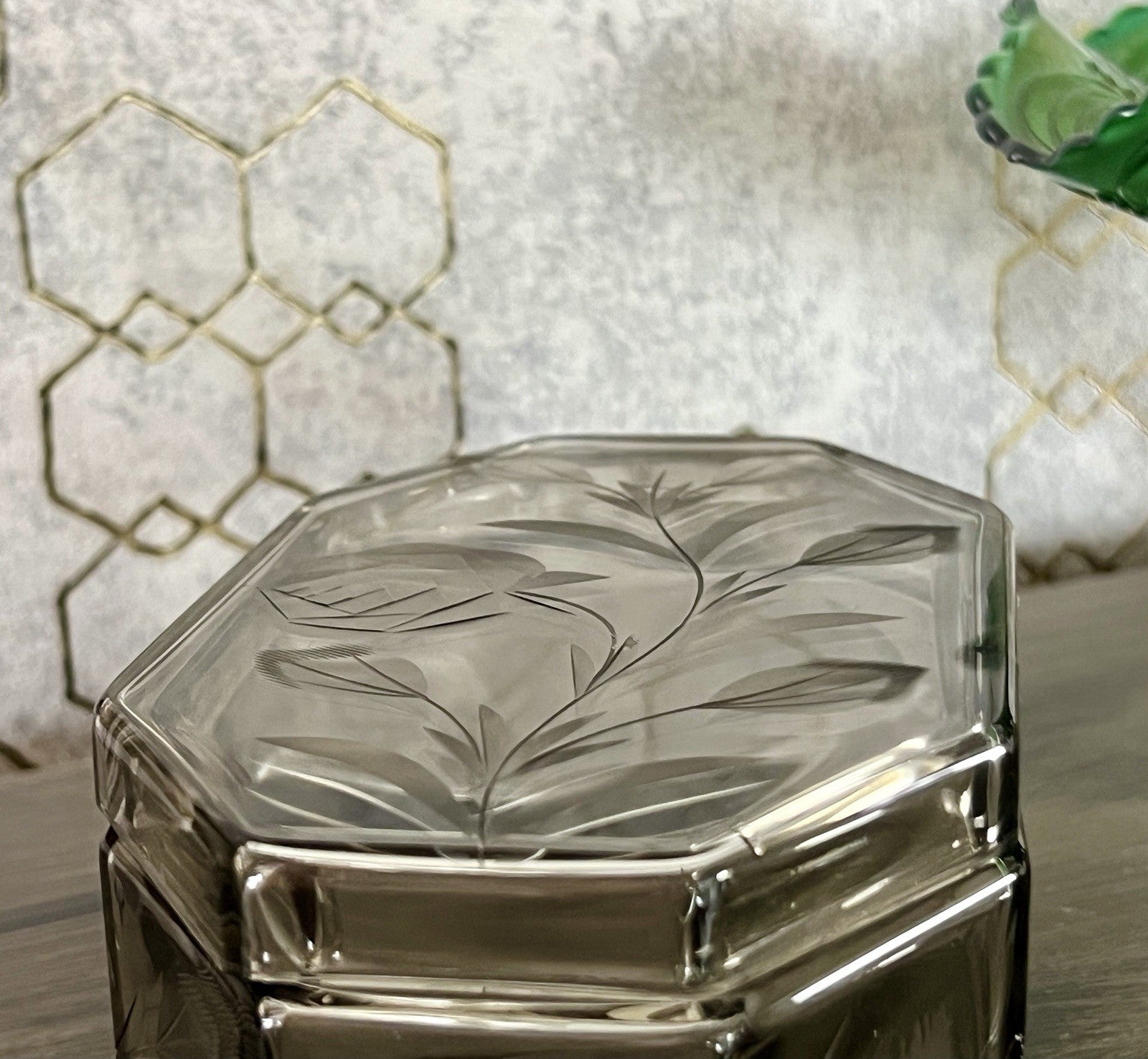 Antik Art Déco geschliffen Dose Schatulle Glas Rauchglas kantig Rosen-Motiv